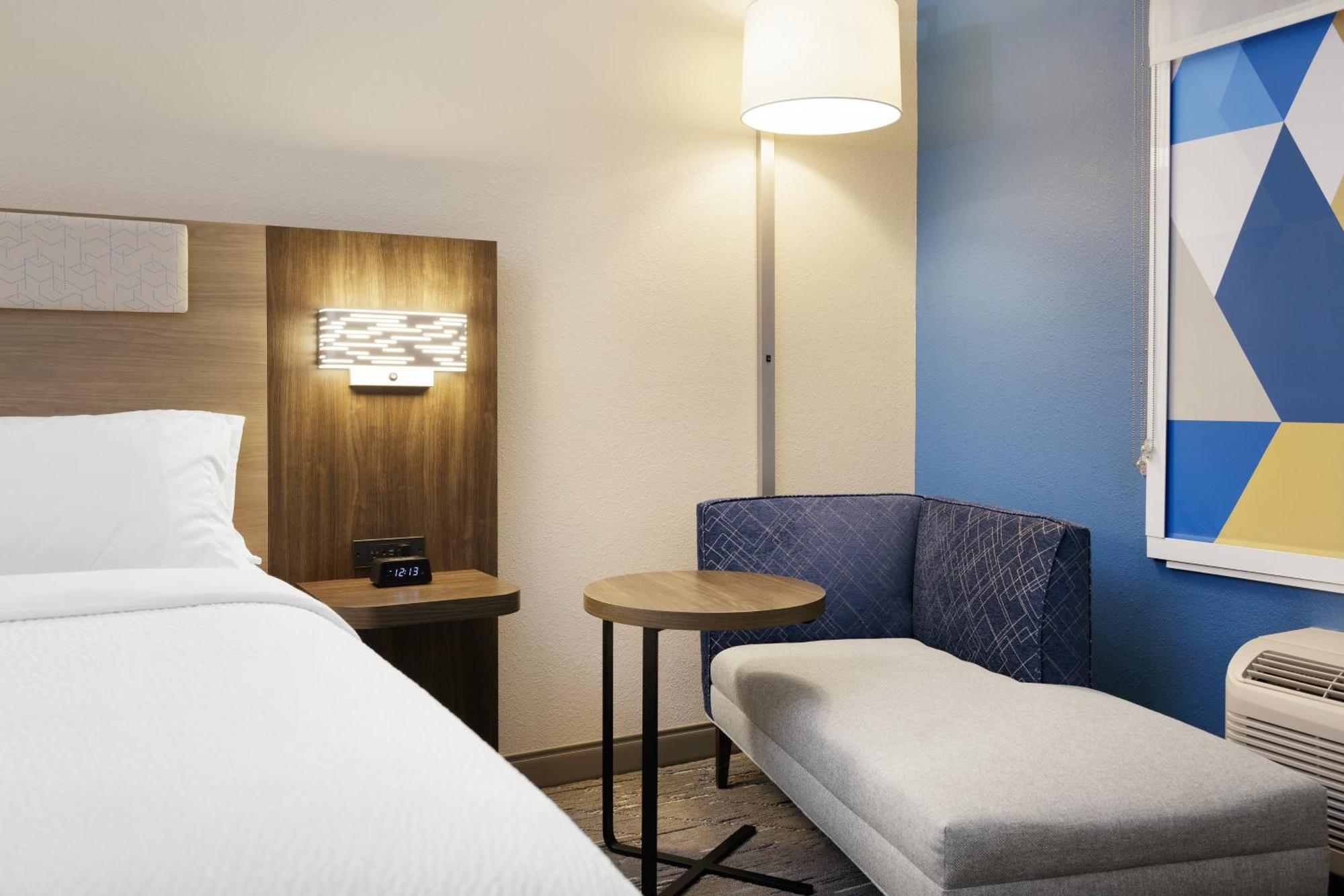 Holiday Inn Express & Suites Brady By Ihg Eksteriør billede