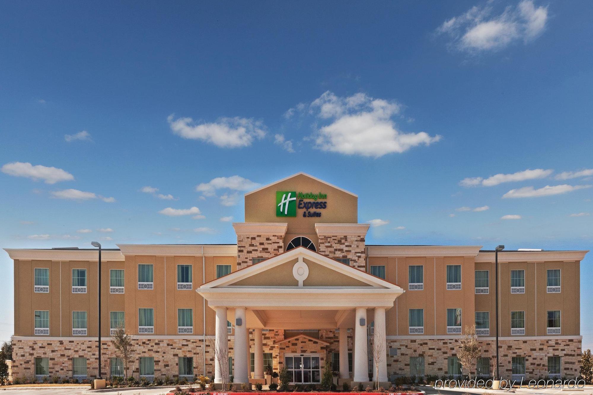 Holiday Inn Express & Suites Brady By Ihg Eksteriør billede